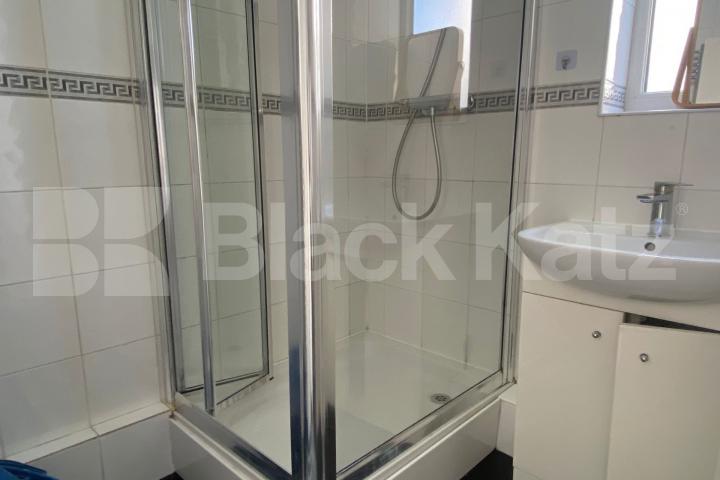 Superbly located in the heart of the city Damien Street , Whitechapel / Aldgate